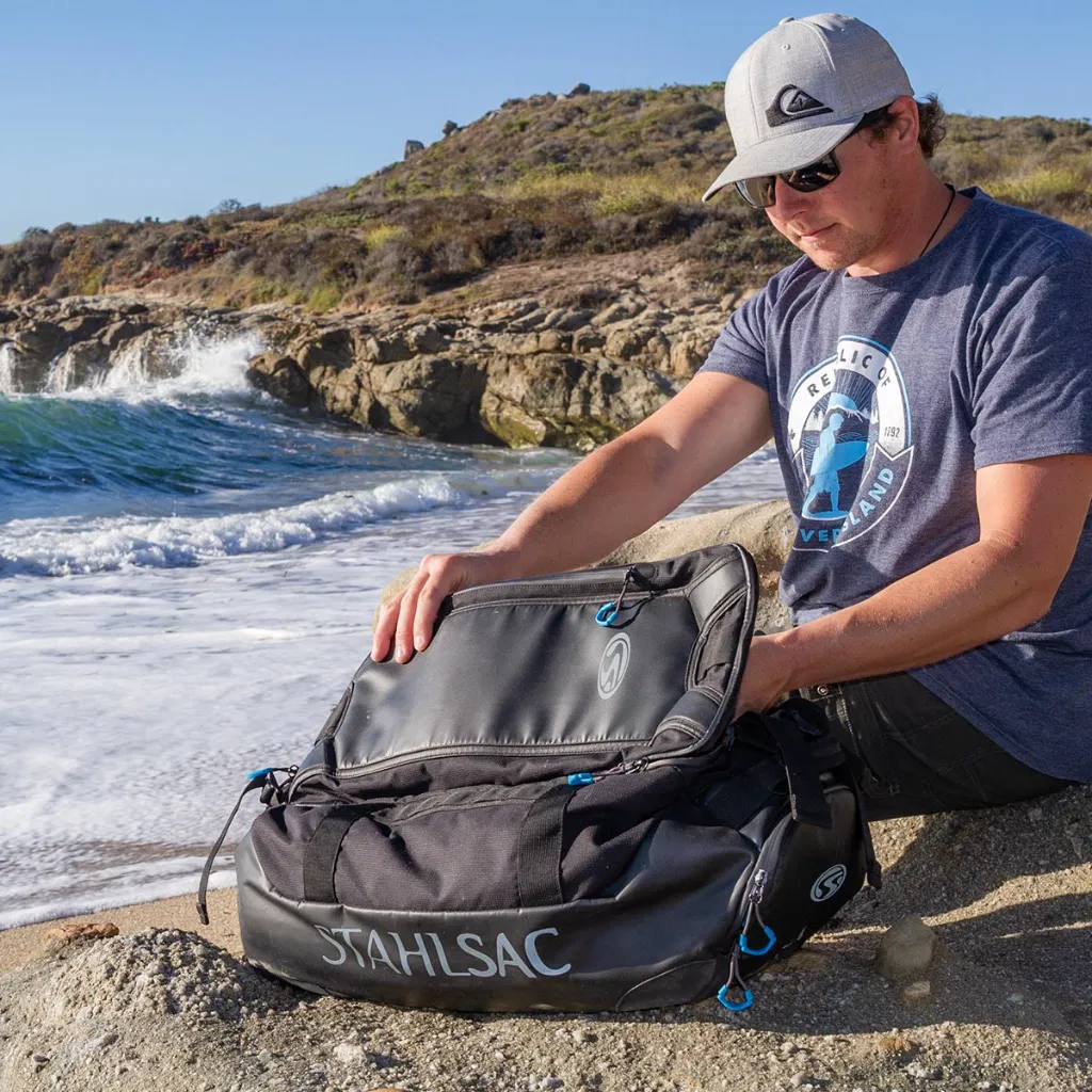 Steel-Duffel-Lifestyle-04.webp